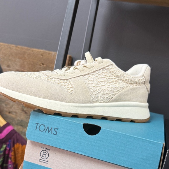 TOMS Women's Off-White Lace Sneakers - Picture 1 of 2